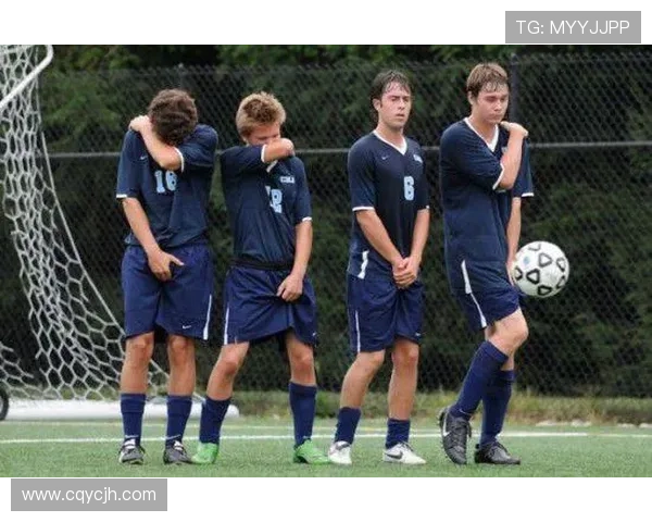 足球明星在赛场上意外搞笑瞬间引发全场爆笑令人忍俊不禁